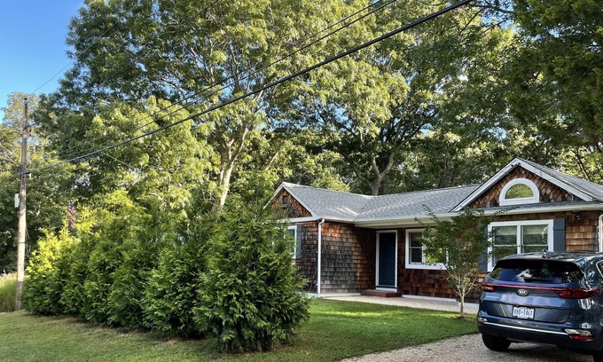 Noyack Cottage | Chic Sag Harbor Cottage walking distance to beaches and restaurants