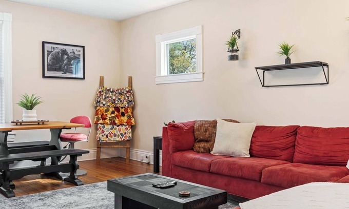 Wilder Park Apartment | Chic Southern Parkway Unit | Near Downtown Lou!