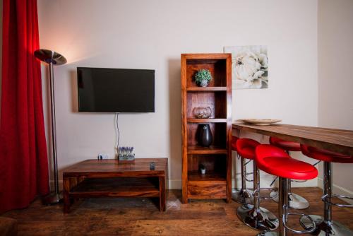 Leith Apartment | Chic Stay by Calton Hill a