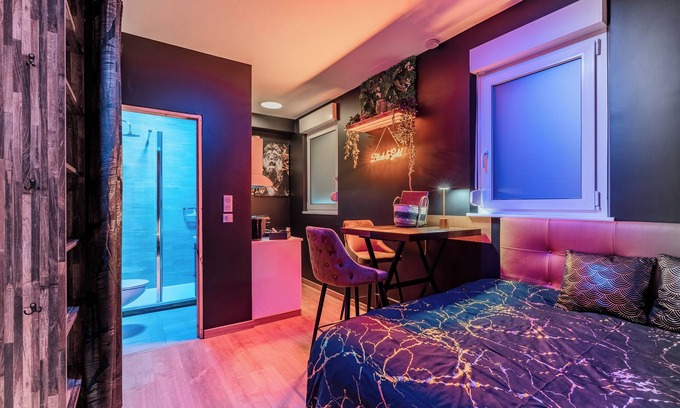 Drusenheim Apartment | Chic Studio Black & Gold | Business & Romantic Stay | Netflix, - Near Strasbourg