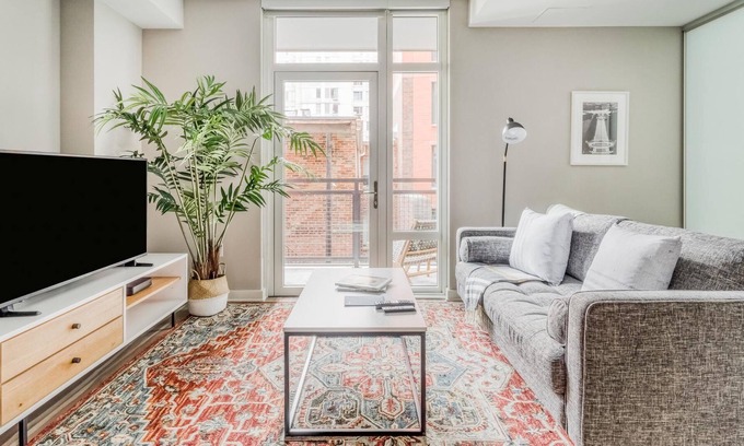 Mount Vernon Triangle Apartment | Chic Studio in Mt Vernon w/ Balcony, Gym + Pool