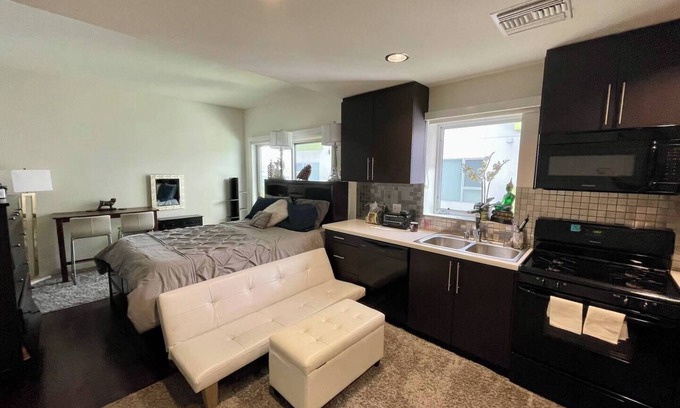 Sunset Park Apartment | Chic studio with AC, WiFi in Santa Monica