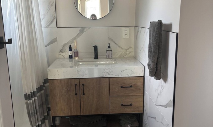 Woodland Hills Apartment | Chic studio with AC and WiFi in vibrant Woodland Hills