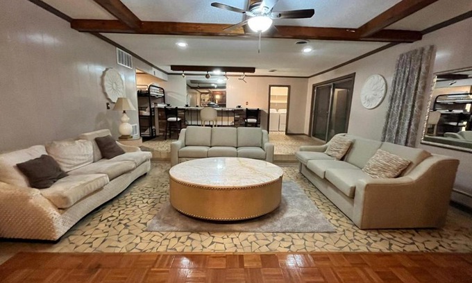 Memphis House | Chic Very Large Home Near Downtown Beale Street