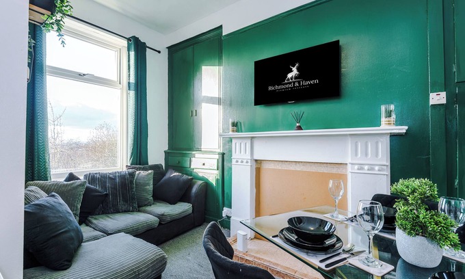 Bradford Apartment | Chic Victorian 2 bed duplex flat, sleeps 4, pet friendly, free parking.