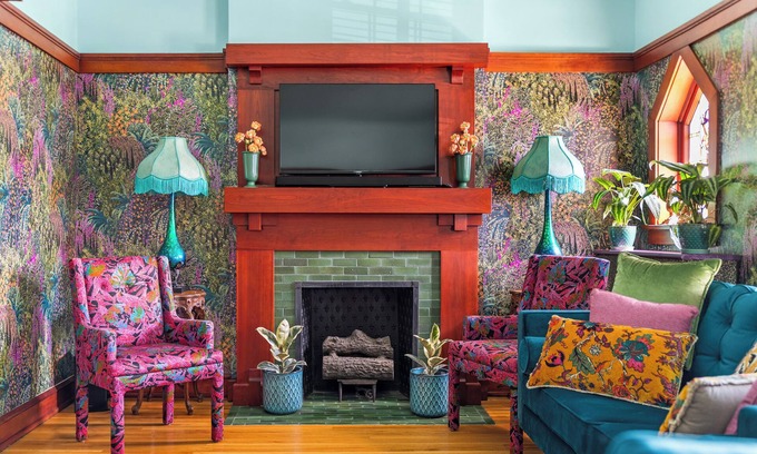 Uptown House | Chic Vintage Stay w/Private Balcony – Walk to Argyle Redline, Lake, Dining