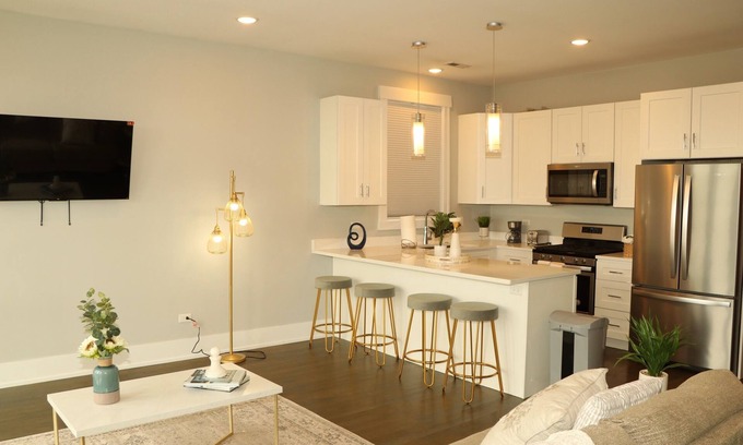 East Garfield Park Apartment | Chicago Oasis - Near United Center & Downtown