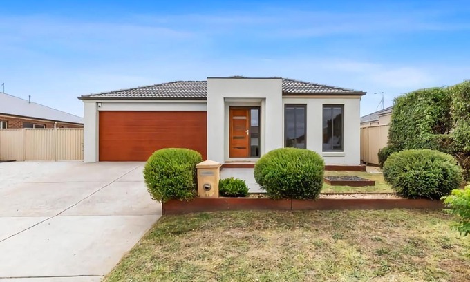 Delacombe Apartment | Chifley Place - Cool Suburban Crib!