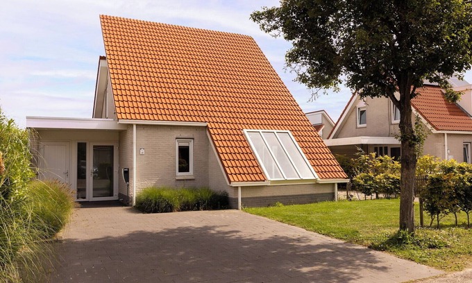 Scharendijke Cottage | Child-friendly 5-person bungalow