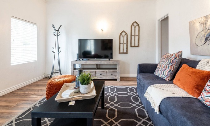 Downtown Redlands Apartment | Chill · Charm · Deluxe Duplex · 节省每月住宿费用