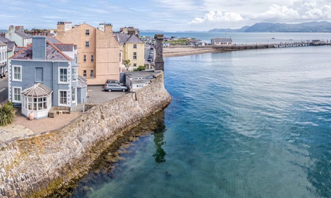 Beaumaris House | Chimney Corner is superb for large gatherings of family or friends