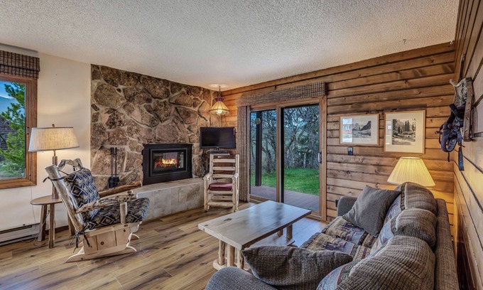 Clark Cabin | Chipmunk - Cozy pet friendly cabin