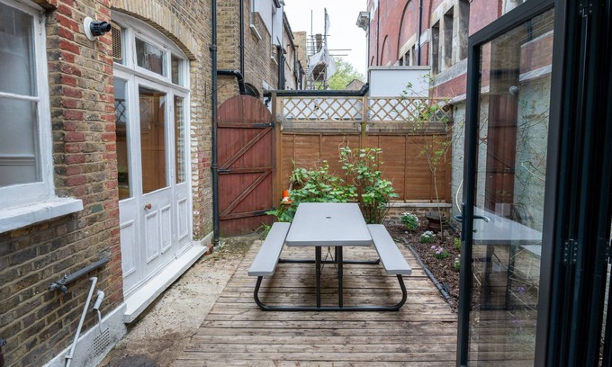 Chiswick Apartment | Chiswick 4 Bed Victorian Townhouse Minutes to Tube