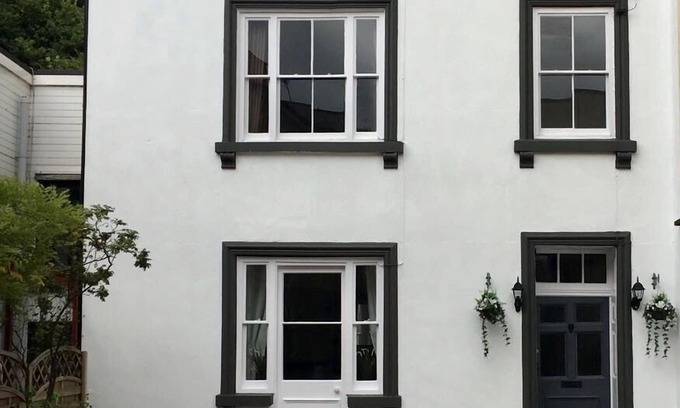 Dawlish House | Choo Choo, close to the beach, Grade II listed, Kids welcome!