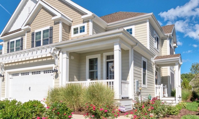 Bayside House | Christmas Tree, Linens, Bikes, XBOX & Patio w/Resort Pools, Hot Tubs & Saunas