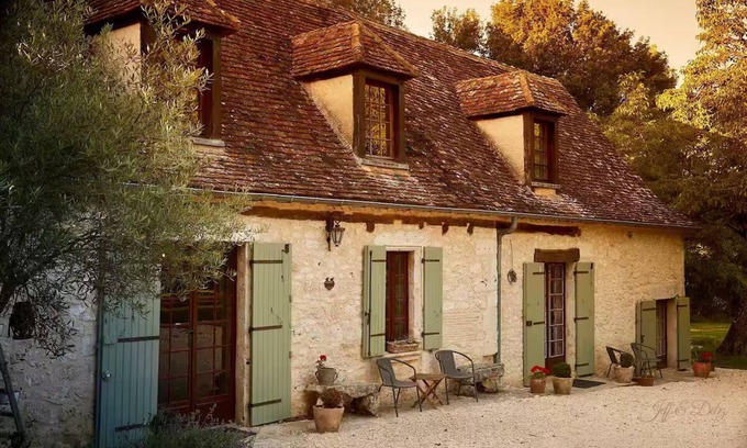 Monmadales Villa | Cicadas and birds sing to the setting sun