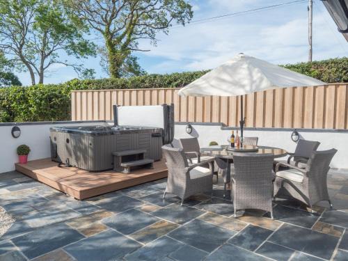 Cardigan House | Cilbronnau Lodge Cardigan