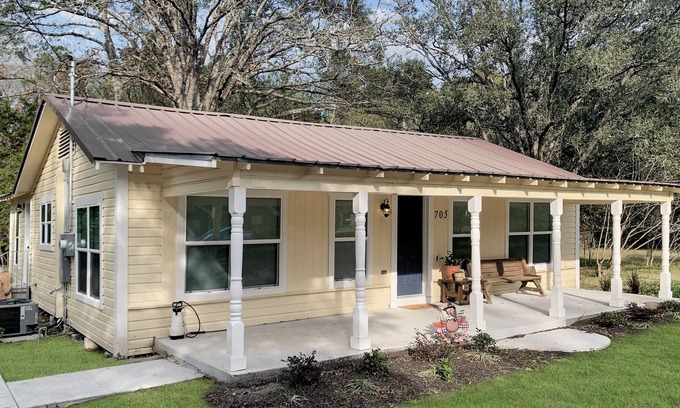 Lufkin House | Cindy’s Cottage is a comfy 2 bedroom house, ready for short/long stays.
