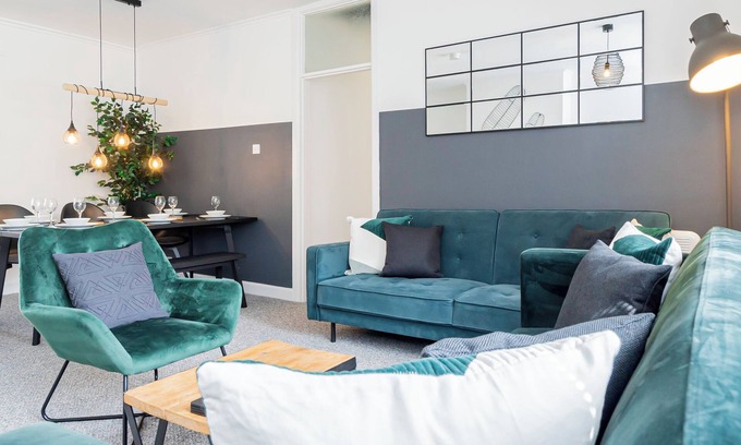 Southampton City Centre Apartment | City Centre 3-Bed Apartment – Sleeps up to 8 guests, with parking included. Walking distance to the Mayflower Theatre, shops, and transport. Ideal for families, groups, or business stays.