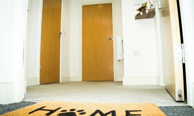 Swindon Apartment | City centre, New bus stop on front door step, 2 min walk from Train station.