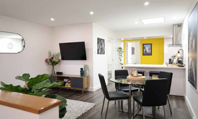 Geelong Apartment | City Centre Unit Overlooking Ryrie Street