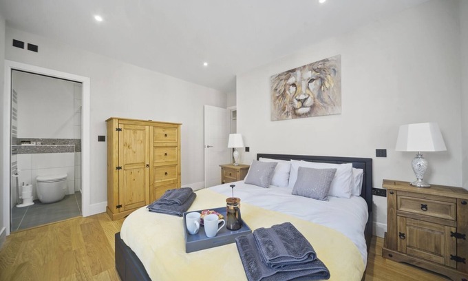 Staines Apartment | City Chic: 2-Bed Apt + Parking