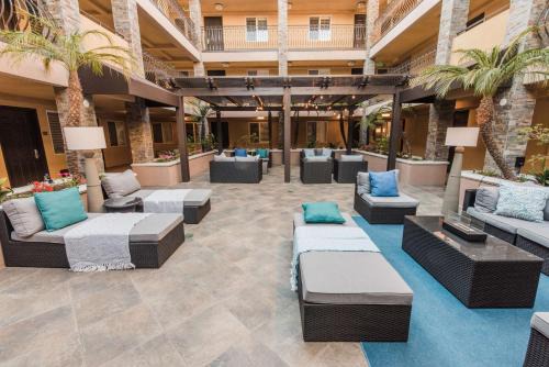 Tree Section Hotel | City Express by Marriott Manhattan Beach