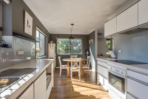 Lutwyche House | City Fringe Retreat Parkland Views Walk to Everything!