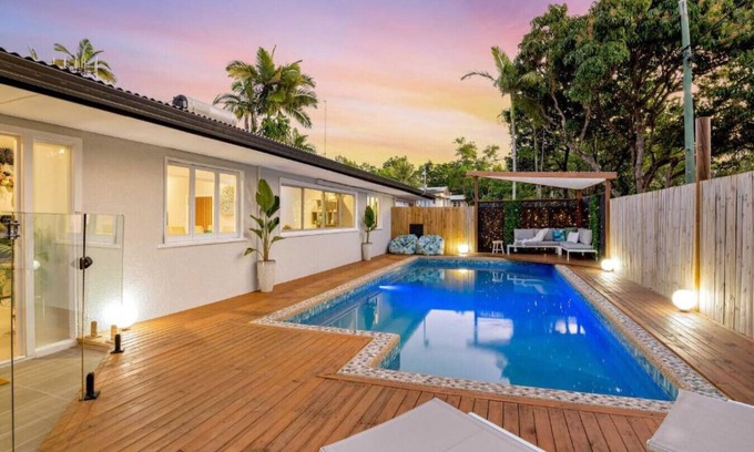 Manunda House | City Haven - A Slice of Paradise 4BR - Pool & Dog Friendly