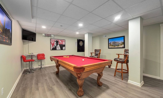 Tremont House | City living W/Hot tub, Pool Table, Movie Theater!