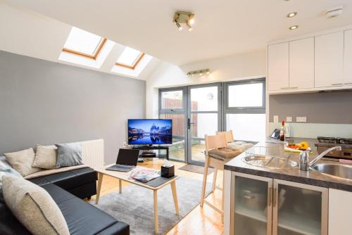 Splott House | City Retreat, 2 Bed House with Cloudstream Hot Tub