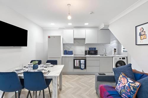 Bow West Apartment | City Sophistication Chic 3-BR for Modern Living