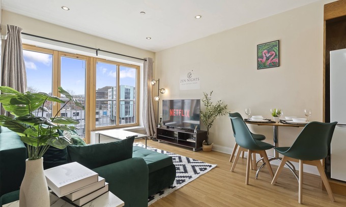 Leicester Apartment | City View Free Parking Sleep 6