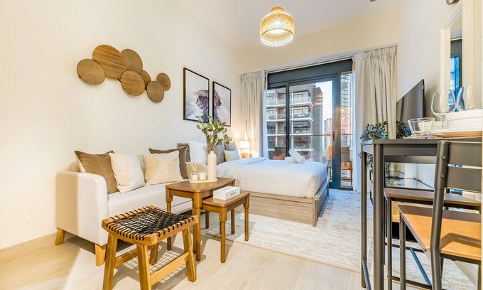 Nad Al Sheba Apartment | City View Studio Minutes Drive to Burj Khalifa, Azizi Riviera 43, Al Merkadh by Deluxe Holiday Homes