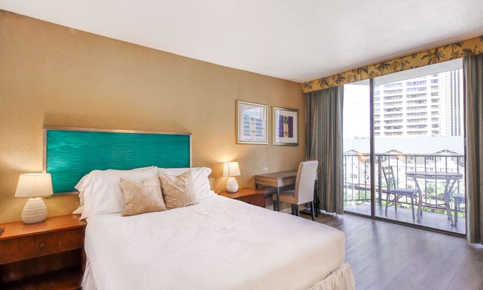 Kaka'ako Apartment | City-view studio with balcony & WiFi - mere steps from Waikiki beaches