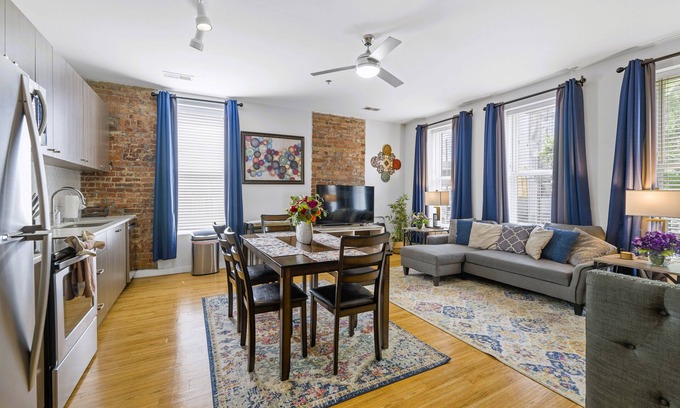 MLK University Condo | Cityscape 3- Killer Location- Sleeps 14-2 Condos