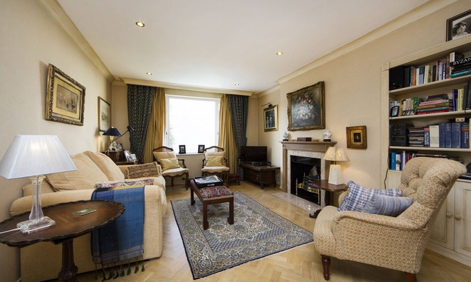South Kensington House | CLAREVILLE GROVE, KENSINGTON -2 bed, 2 bath house over 2 floors with rear garden