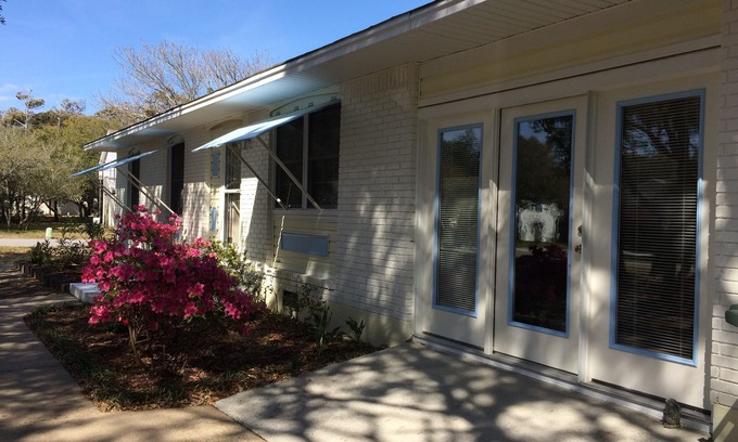 Nags Head Cottage | Classic 3 Bedroom 1.5 Bath ,Beach/Ranch Cottage in Excellent Condition