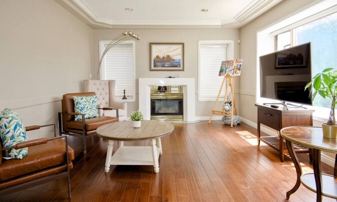 Arbutus Ridge House | Classic and Cozy House with Air Conditioning