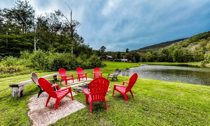 Lincoln House | Classic log cabin near skiing on pond with mountain views & deck - dog-friendly