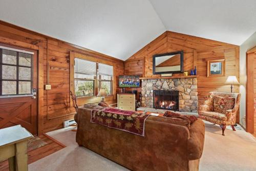 Blowing Rock House | Classic Log Cabin with Fireplace on Quiet River