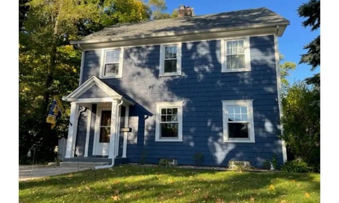 Harters Heights House | Classic Notre Dame House .7 mi walk to Campus via Angela or Eddy St. Sleeps 14.