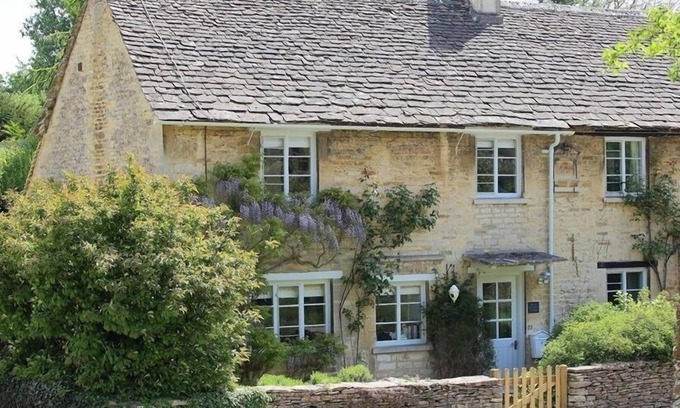 Barnsley Cottage | CLAYPOT COTTAGE, family friendly in Barnsley, Gloucestershire