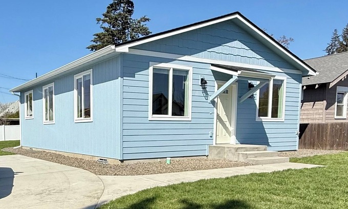 Logan House | Clean 2 Bed Bungalow, Free Parking, Fast WiFi, Near GU