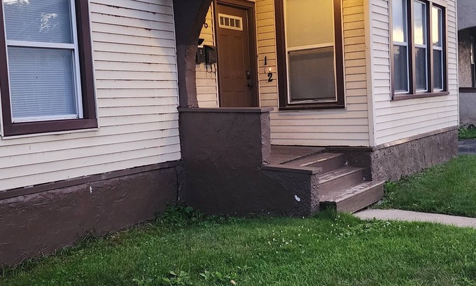 Rockford Apartment | Clean 2-bedroom apartment with WiFi, located on the northwest side of Rockford.