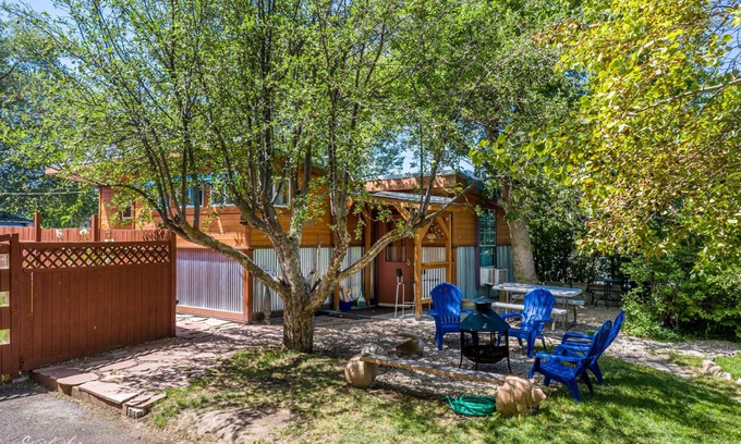 Lava Hot Springs Cabin | Clean and Cozy Cabin on Main Street - Walk to the river and hot pools!