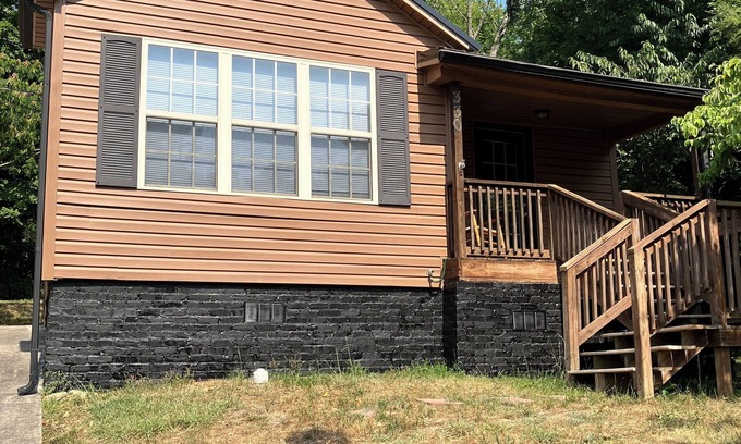 Greeneville Cottage | Clean, Comfortable, Private