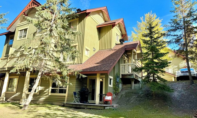 East Kootenay House | Clean, comfy, cozy. Ski in/ski out. Family friendly.