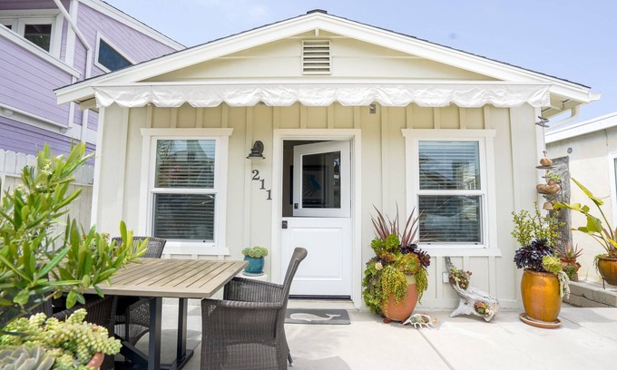 West Newport Cottage | Clean Cottage for 2, Great Location! Large Patio, AIR, WiFi, Grill- VALUE!