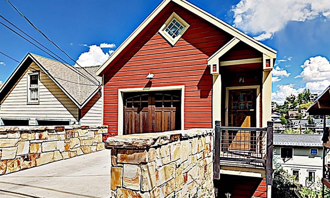 Downtown Park City House | CLEAN Fabulous 4BR House steps 2 ski/main, hottub, views, fireplace, walk to all